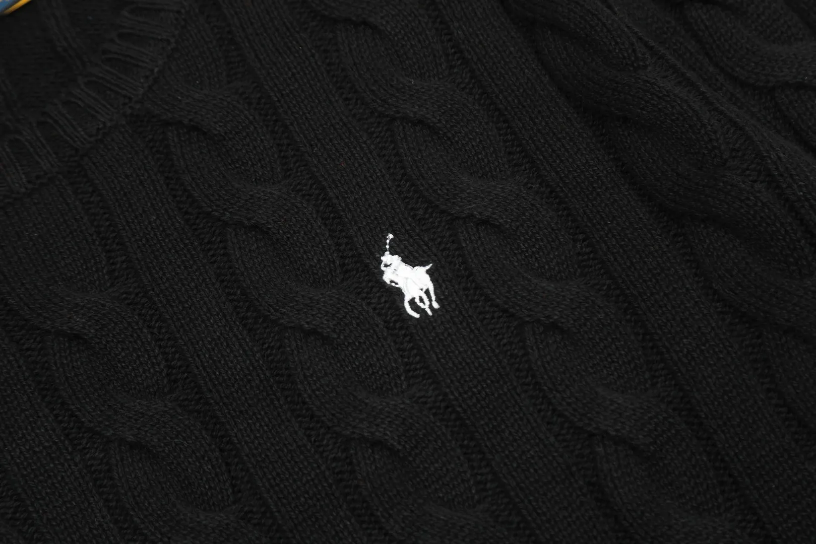 P220 Top quality" Style number: DS012# (not off the shelves all year round) [Ralph Lauren round neck solid color pony embroidered logo twist knitted sweater] ✅Ralph Lauren Ralph Lauren classic basic versatile unisex knitted pullover round neck sweater ✅Main supplier platform live broadcast Wholesale entity Replenish when out of stock Not off the shelf ✅ZP quality 1:1 version Scan the code to enter the GF website Counter quality ✅Detailed quality is the only one in Guangzhou Imported quality cotton yarn, focusing on high-end, cost-effective, good quality needless to say ✅The version is restored to the original order, the maximum size can be worn up to 190 pounds, loose, comfortable and stress-free ✅The upper body is simple and easy to match, ootd must-have style, good-looking clothes are never picky, a must-have in couples' wardrobes.